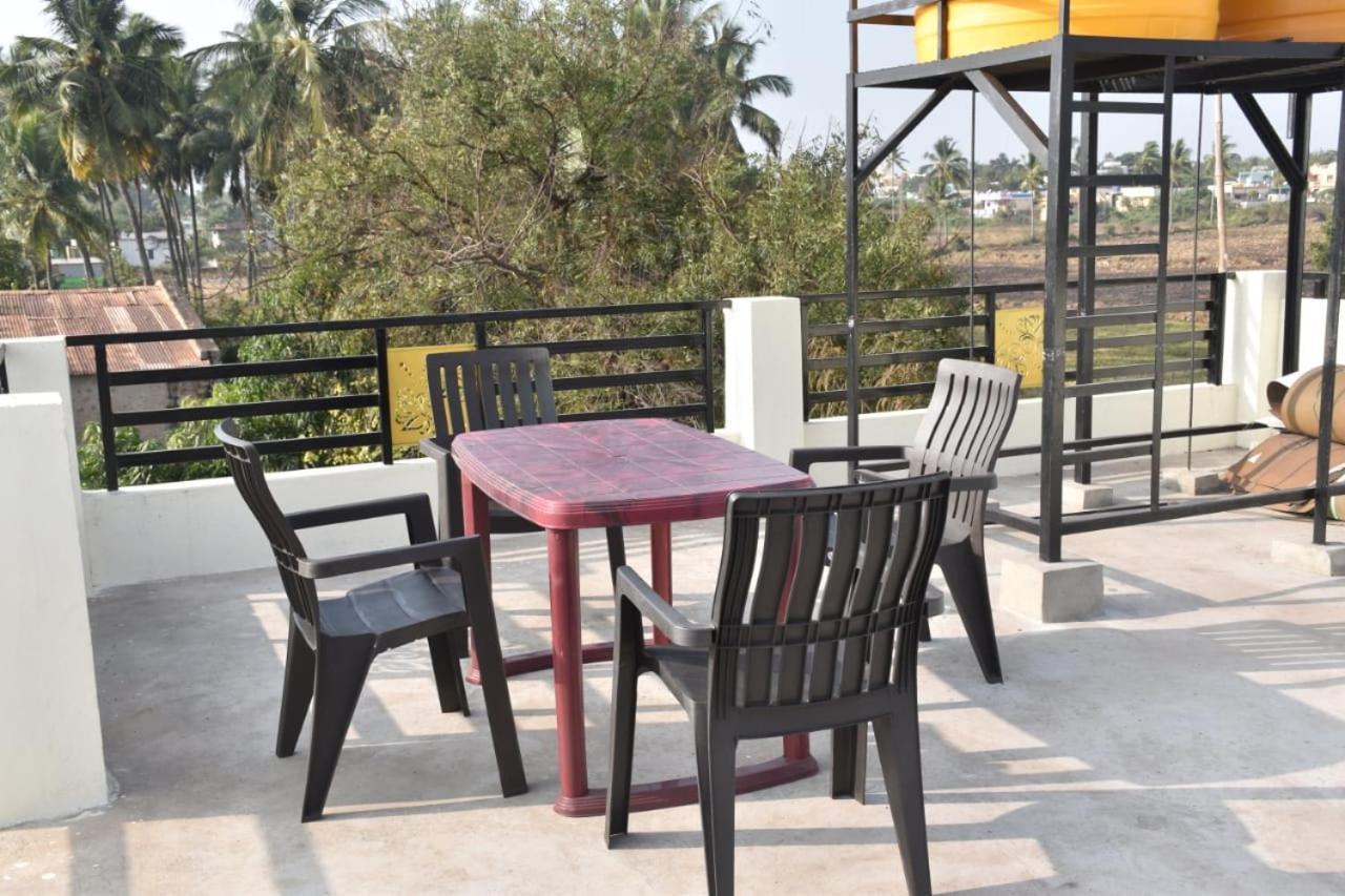 Coconut Homestay Хампи Экстерьер фото