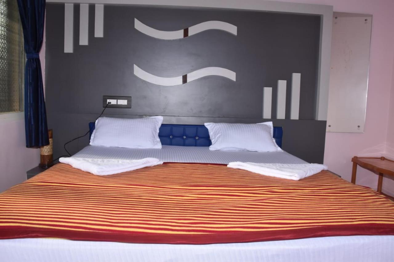 Coconut Homestay Хампи Экстерьер фото