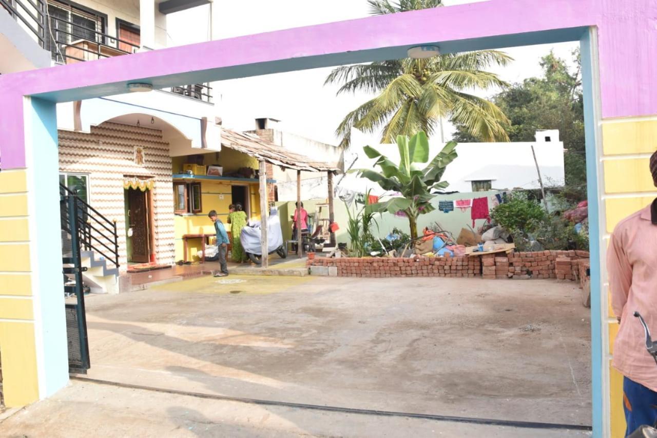 Coconut Homestay Хампи Экстерьер фото