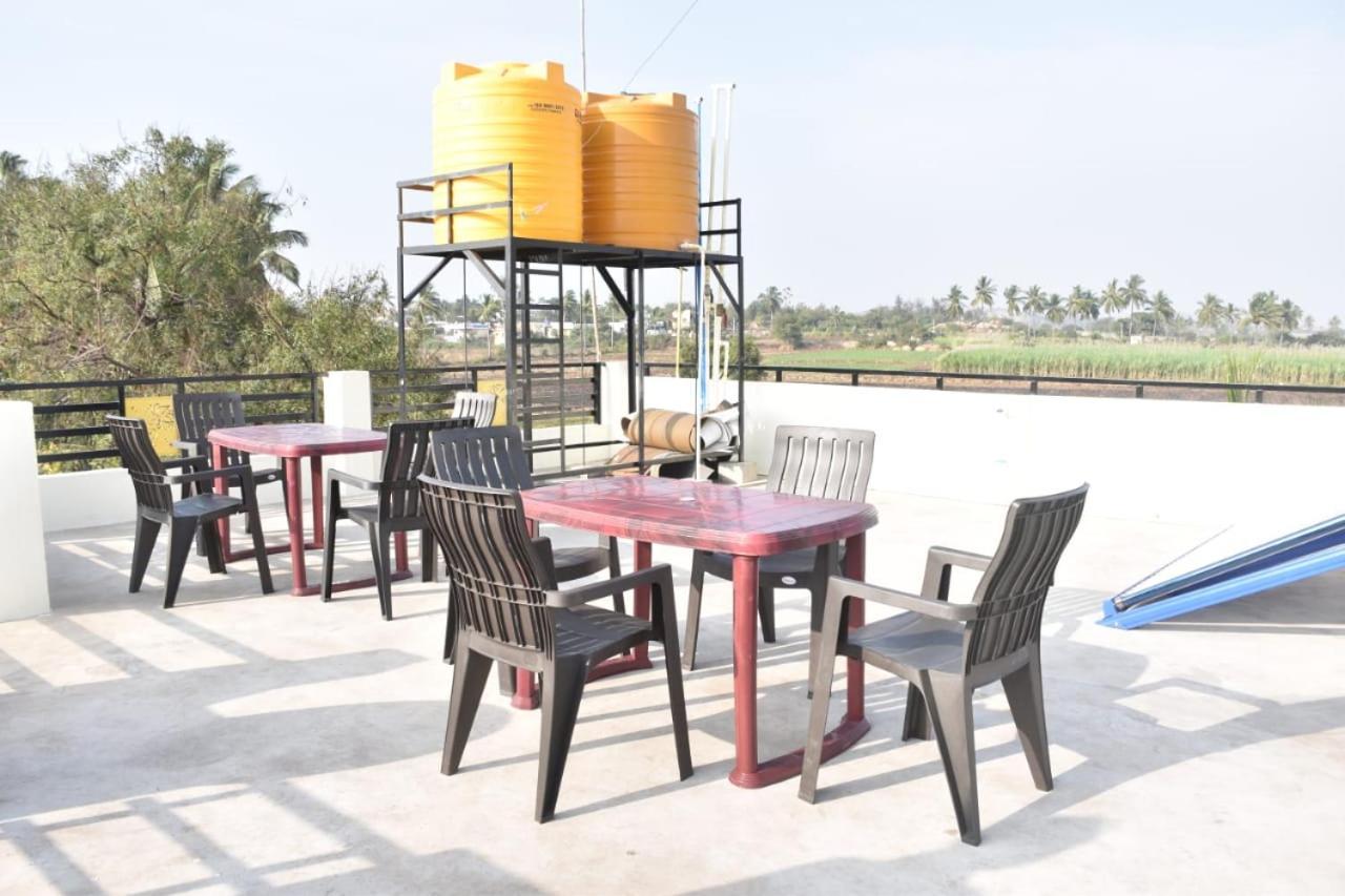 Coconut Homestay Хампи Экстерьер фото